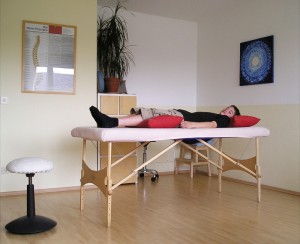 Patient auf Liege - Fußreflexzonenmassage